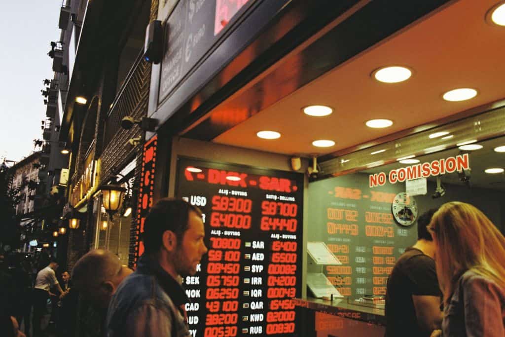 People monitoring the stock market - TradeZella 